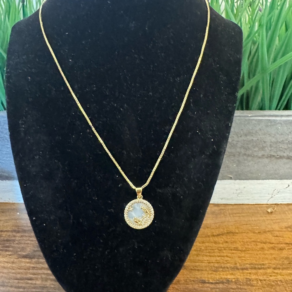 Elegant Gold and Silver Pendant Necklace - Picture 5 of 7